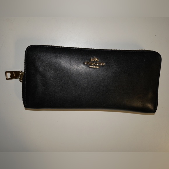 Coach - Picture 1 of 3